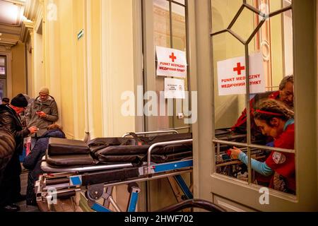 Przemysl, Pologne. 05th mars 2022. La station médicale à la gare. Des centaines de milliers de réfugiés d'Ukraine continuent d'arriver à la ville frontalière polonaise de Przemysl le 10th jour de l'invasion russe. Crédit : SOPA Images Limited/Alamy Live News Banque D'Images