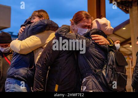 Przemysl, Pologne. 05th mars 2022. Les gens s'embrasent devant la gare. Des centaines de milliers de réfugiés d'Ukraine continuent d'arriver à la ville frontalière polonaise de Przemysl le 10th jour de l'invasion russe. (Photo de Hesther ng/SOPA Images/Sipa USA) crédit: SIPA USA/Alay Live News Banque D'Images