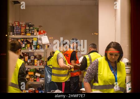 Przemysl, Pologne. 05th mars 2022. Faites du bénévolat à la gare par la fenêtre en verre. Des centaines de milliers de réfugiés d'Ukraine continuent d'arriver à la ville frontalière polonaise de Przemysl le 10th jour de l'invasion russe. (Photo de Hesther ng/SOPA Images/Sipa USA) crédit: SIPA USA/Alay Live News Banque D'Images