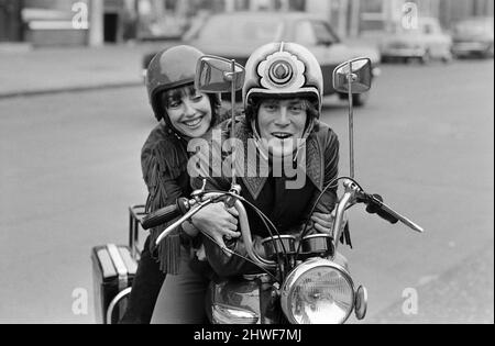 L'actrice una Stubbs et son mari Nicky Henson arrivent au Young Vic Theatre pour une répétition de robe sur leur moto. Ils apparaissent dans la pièce 'The Soldier's Tale'. 27th septembre 1970. Banque D'Images