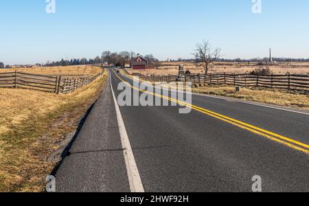 La route d'Emmitsburg avec la ferme de Codori au loin dans le parc militaire national de Gettysburg à Gettysburg, Pennsylvanie, États-Unis Banque D'Images