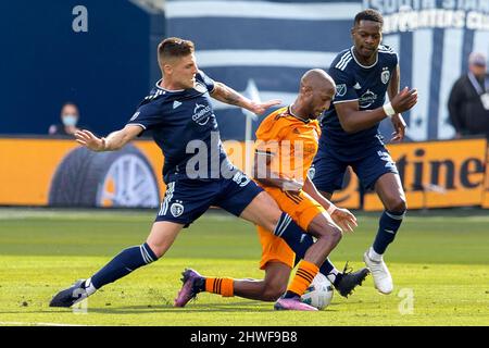 Kansas City, Kansas, États-Unis. 4th mars 2022. Sportif KC milieu de terrain Remi Walter #54 (l) tente une attaque défensive contre Houston Dynamo Fabrice-Jean Picault #10 pendant la première moitié du match. (Image de crédit: © Serena S.Y. Fil de presse HSU/ZUMA) Banque D'Images