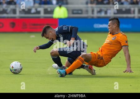 Kansas City, Kansas, États-Unis. 4th mars 2022. Houston Dynamo milieu de terrain Darwin Ceren #24 (r) concède un coup de pied de pénalité contre Sporting KC milieu de terrain Felipe Hernandez #21 (l) pendant la première moitié du match. (Image de crédit: © Serena S.Y. Fil de presse HSU/ZUMA) Banque D'Images