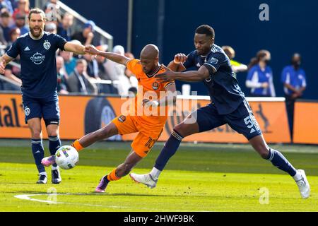 Kansas City, Kansas, États-Unis. 4th mars 2022. Houston Dynamo milieu de terrain Fabrice-Jean Picault #10 (l) vise la défense contre le défenseur sportif KC Nicolas Isimat-Mirin #5 (r) pendant la première moitié du match. (Image de crédit: © Serena S.Y. Fil de presse HSU/ZUMA) Banque D'Images