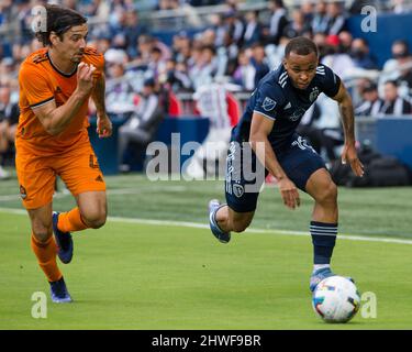 Kansas City, Kansas, États-Unis. 4th mars 2022. Le défenseur sportif de KC Logan Ndenbe #18 (r) mène l'attaque contre le défenseur de Houston Dynamo Zarek Valentin #4 (l) pendant la première moitié du match. (Image de crédit: © Serena S.Y. Fil de presse HSU/ZUMA) Banque D'Images