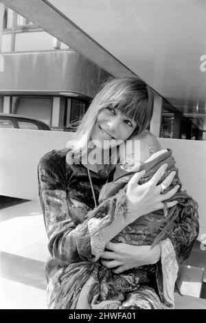 King's College Hospital le 18 août 1969 Anita Pallenberg détient le bébé Marlon de Keith Richard, Rolling Stone, né le dimanche 10 août, et pesant 71b 40z ans. Banque D'Images