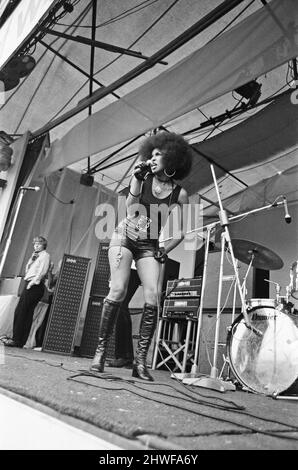 Marsha Hunt chante au Festival de musique de l'île de Wight le samedi 30th août 1969. Elle est facturée comme Marsha Hunt et White Trash. Plus tard le même jour, l'OMS joue comme le titre de l'acte pour samedi, avec Bob Dylan garniture de pavillon dimanche 31st août. Marsha Hunt (née le 15 avril 1946) est une actrice, romancière, chanteuse et ancienne mannequin américaine, qui a vécu principalement en Grande-Bretagne et en Irlande. Elle a atteint la renommée nationale lorsqu'elle est apparue à Londres comme Dionne dans le long-running rock musical Hair. Elle a eu des relations étroites avec Marc Bolan et Mick Jagger, le père de son seul enfant, Karis Banque D'Images