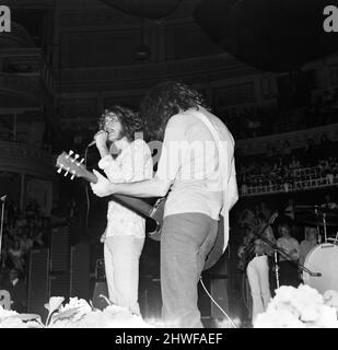 Robert Plant, chanteur principal du groupe de rock dirigé Zeppelin, se présentant sur scène lors d'un concert au Royal Albert Hall à Londres.juin 1969 Banque D'Images