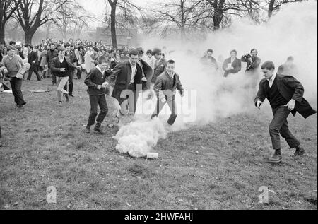 La réunion « Festival of Life » organisée par le CND à Victoria Park à Bethnal Green, est de Londres. Spectacles photo : les jeunes jouant avec une cartouche de fumée qu'ils ont ramassés lors d'une reconstitution du tournage de Pickville. 29th mars 1970. Banque D'Images