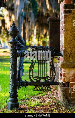 Cimetière nord de Laurel Grove dans la moitié blanche d'un cimetière séparé à Savannah, Géorgie. Banque D'Images