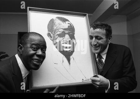 Tony Bennett, l'un des plus grands chanteurs au monde, qui est maintenant en vedette à London Palladium, aime peindre. Son dernier effort est un portrait du grand Louis Armstrong. Aujourd'hui, lors d'une réception privée à l'hôtel Savoy de Londres, Tony a présenté le portrait à Louis. 28th octobre 1970. Banque D'Images