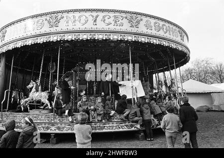 La coutume vieille de 300 ans de tenir un service de foire le Vendredi Saint a été ravivée à Watford, dans le Hertfordshire, dans l'après-midi. Les gens du parc d'expositions de la célèbre Funfair de Flanagan se sont réunis pour chanter les hymnes dans le parc Cassiobury, à Watford, et pour écouter une pièce de groupe populaire locale. Ils étaient accompagnés d'un joyeux tour par des prédicateurs locaux de chaque confession. 28th mars 1970. Banque D'Images