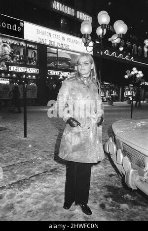 Sur les jeunes vivant en Allemagne. La photo montre: irene Frank, secrétaire de 19 ans, se tenant à l'extérieur de la discothèque '2000' dans la région de Schawarbing à Munich, en Bavière. 11th mars 1970. Banque D'Images