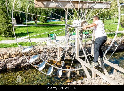 Roue d'eau installée sur la rivière Qoushkar de la ville à Shymkent, Kazakhstan, asie centrale Banque D'Images
