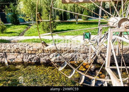 Roue d'eau installée sur la rivière Qoushkar de la ville à Shymkent, Kazakhstan, asie centrale Banque D'Images