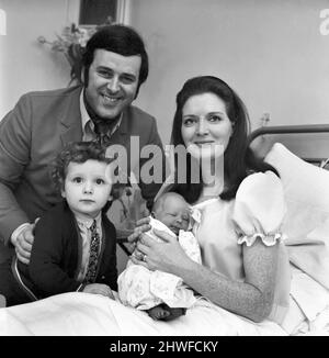 Le fier père Terry Wogan a permis aux équipes de presse de documenter sa visite à l'hôpital de la Reine-Charlotte, alors qu'il a amené son fils aîné Alan Wogan, 2½, à rendre visite à sa mère Helen Wogan et à son nouveau-né bébé, frère âgé de deux jours seulement. Terry Wogan, quand on lui a demandé le nom de son dernier fils, a dit: "Il est trop tôt pour dire, nous n'avons pas encore pensé à un nom". Il a été annoncé plus tard que la famille avait décidé de nommer leur nouvelle arrivée Mark Wogan. *** Légende locale *** femme Banque D'Images