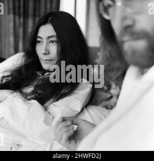 John Lennon et sa femme Yoko Ono ont un « bed in » dans un hôtel d'Amsterdam, pour protester contre la guerre et la violence dans le monde. 26th mars 1969. Banque D'Images