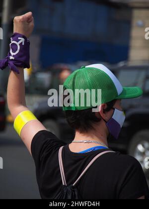 Lima, Pérou. 05th mars 2022. Fille portant un foulard Trans sur son bras quand des centaines de femmes de groupes féministes et sympathiques prennent les rues à Lima, demandant leurs droits dans le cadre des activités pour les célébrations internationales de la journée des femmes au Pérou crédit: Fotoholica Press Agency/Alay Live News Banque D'Images
