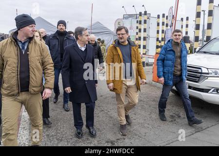 Korczawa, Pologne. 05th mars 2022. Le secrétaire d'État américain Antony Blinken, à gauche, et le ministre ukrainien des Affaires étrangères Dmytro Kuleba, sont photographiés lors d'une réunion à Korczowa, en Pologne, au poste frontière entre l'Ukraine et la Pologne, le 5 mars 2022. Photo par le Département d'État des États-Unis/UPI crédit: UPI/Alay Live News Banque D'Images