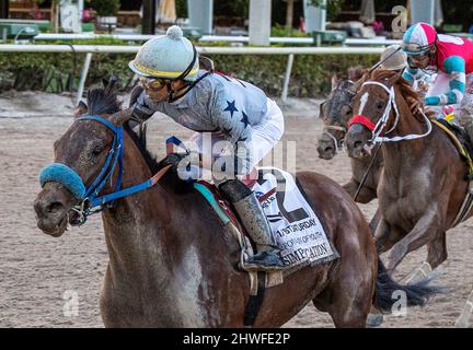 Hallandale Beach, Floride, États-Unis. 5th mars 2022. 5 mars 2022: #2 SIMPLIFICATION et Jockey Jose Ortiz remporte la Fontaine Fasig-Tipton $400 000 des piquets de jeunesse (Grade 2) pour le formateur Antonio Sano sur la Journée des piquets de jeunesse à Gulfstream Park à Hallandale Beach, FL le 5th mars 2022.Liz Lamont/Eclipse Sportswire/CSM/Alamy Live News Banque D'Images