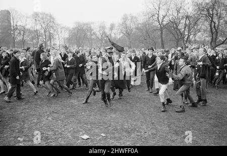 La réunion « Festival of Life » organisée par le CND à Victoria Park à Bethnal Green, est de Londres. Des photos montrent qu'un seul greaser s'éloigne d'un gang de plusieurs centaines de skinheads après qu'ils l'aient repéré à côté d'un des plus petits spectacles sur scène. La police a ensuite escorté les jeunes du parc. 29th mars 1970. Banque D'Images