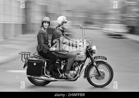 L'actrice una Stubbs et son mari Nicky Henson arrivent au Young Vic Theatre pour une répétition de robe sur leur moto. Ils apparaissent dans la pièce 'The Soldier's Tale'. 27th septembre 1970. Banque D'Images