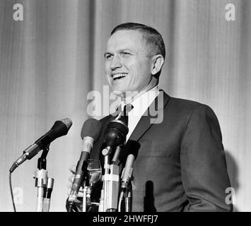 Le colonel Frank Borman, astronaute de la NASA et commandant Apollo 8, le premier vaisseau spatial habité à quitter l'orbite basse de la Terre, à atteindre la Lune, à l'orbiter et à revenir (décembre 1968), photographié lors d'une conférence de presse à l'ambassade américaine de Londres, le lundi 3rd février 1969. Frank Frederick Borman II Banque D'Images