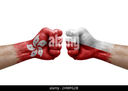 Deux mains poinçonner l'une à l'autre sur fond blanc. Les drapeaux de pays ont peint des poings, le concept de crise de conflit entre hong kong et la pologne Banque D'Images