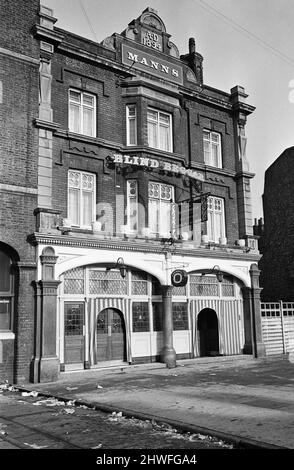 The Blind Beggar public House, sur Whitechapel Road, à mi-chemin, à l'est de Londres. Le pub a gagné la notoriété quand le 11th mars 1966, l'associé de gang de Richardson George Cornell a été tué par balle. Ronald Kray a été accusé de son meurtre. 17th février 1969. Banque D'Images