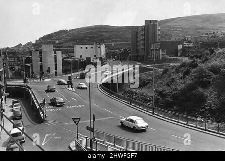 Le pont et la juction de Rhondda Road récemment achevé, au-dessus de la rivière Taff à Pontypridd. À droite de la photo, on peut voir les bureaux modernes de l'AEU. 31st juillet 1969 Banque D'Images