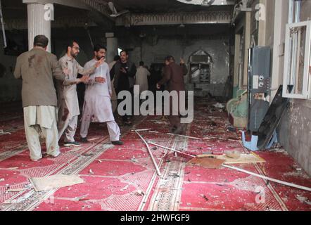 Peshawar. 4th mars 2022. Les gens se rassemblent sur le site de l'explosion à Peshawar, dans le nord-ouest du Pakistan, le 4 mars 2022. Vendredi, une puissante explosion a frappé une mosquée dans la ville de Peshawar, dans le nord-ouest du Pakistan, dans la province de Khyber Pakhtunkhwa.selon un porte-parole de l'hôpital Lady Reading où les corps et les blessés ont été déplacés, 57 corps ont été remis à des parents vendredi, et six autres ont succombé à des blessures à l'hôpital, portant le nombre de morts à 63. Credit: Saeed Ahmad/Xinhua/Alay Live News Banque D'Images