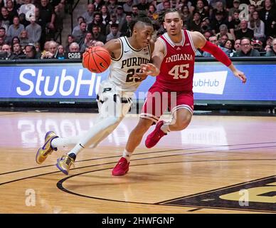 West Lafayette, Indiana, États-Unis. 5th mars 2022. Purdue Boilermakers garde Jaden Ivey (23) conduit que i45 défend dans la moitié 1st du jeu entre l'Indiana Hoosiers et les Purdue Boilermakers à Mackey Arena à West Lafayette, Indiana. Crédit obligatoire : Sandra Dukes/CSM/Alay Live News Banque D'Images