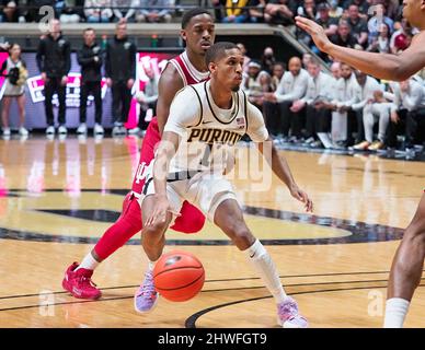 West Lafayette, Indiana, États-Unis. 5th mars 2022. L'avant de Purdue Boilermakers Brian Waddell (1) a l'intention de conduire dans la moitié 1st du jeu entre les Indiana Hoosiers et les Purdue Boilermakers à Mackey Arena à West Lafayette, Indiana. Crédit obligatoire : Sandra Dukes/CSM/Alay Live News Banque D'Images