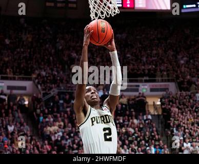 West Lafayette, Indiana, États-Unis. 5th mars 2022. Le garde de Purdue Boilermakers Eric Hunter Jr. (2) atteint pour le panier dans la moitié 2nd du match entre les Indiana Hoosiers et les Purdue Boilermakers à Mackey Arena à West Lafayette, Indiana. Crédit obligatoire : Sandra Dukes/CSM/Alay Live News Banque D'Images