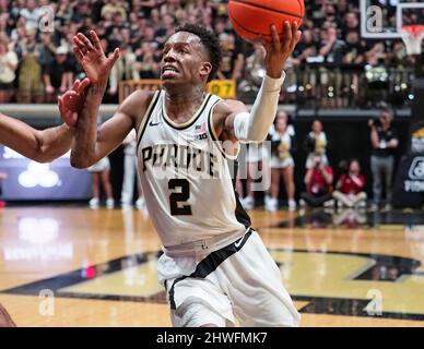 West Lafayette, Indiana, États-Unis. 5th mars 2022. Le garde de Purdue Boilermakers Eric Hunter Jr. (2) se lance dans la défense pour un tir dans la moitié 2nd du match entre les Indiana Hoosiers et les Purdue Boilermakers à Mackey Arena à West Lafayette, Indiana. Crédit obligatoire : Sandra Dukes/CSM/Alay Live News Banque D'Images