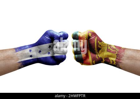Deux mains poinçonner l'une à l'autre sur fond blanc. Les drapeaux de pays ont peint des poings, le concept de crise de conflit entre le honduras et le sri lanka Banque D'Images