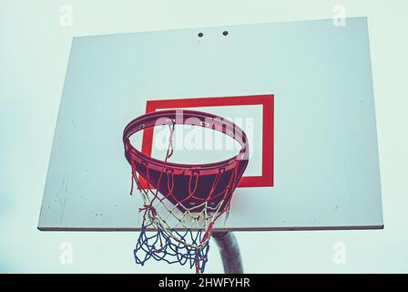 Un filet patriotique sur un panier de basket-ball à l'ancienne dans un parc. Banque D'Images