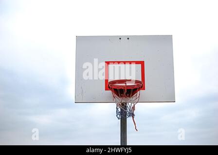 Un filet patriotique sur un panier de basket-ball à l'ancienne dans un parc. Banque D'Images