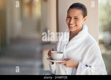 Aujourd'hui, c'est tout sur moi. Photo d'une jeune femme buvant une tasse de café au spa de jour. Banque D'Images