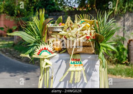 Des offres balinaises traditionnelles pour la célébration de Nyepi sur la route le long de la rue à Bali, Indonésie. Banque D'Images