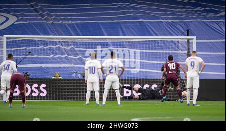 Santiago Bernabeu, Madrid, Espagne. 5th mars 2022. La Liga football, Real Madrid versus Real Sociedad: Oyarazabal de Real Sociedad marque le but d'ouverture avec un coup de pied de pénalité dans la 10th minute pour 0-1 crédit: Action plus Sports/Alay Live News Banque D'Images