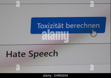 Dieburg, Allemagne. 02nd mars 2022. Sur l'interface graphique d'un projet de détection des commentaires haineux sur Internet à l'aide de l'apprentissage machine, un pointeur de souris survole le bouton « calculer la toxicité ». Antisémitisme, appels à des actes criminels ou représentations de violence : la haine et l'incitation sont des événements quotidiens sur Internet. Les enquêteurs de Hessian doivent désormais se procurer un logiciel qui leur permet de hiérarchiser rapidement les cas suspects signalés. (À dpa «haine sur l'Internet: Logiciel pour aider les enquêteurs avec la détection rapide») Credit: Sebastian Gollnow/dpa/Alamy Live News Banque D'Images