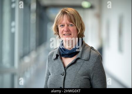 Dieburg, Allemagne. 02nd mars 2022. Melanie Siegel, professeur de sciences de l'information à l'Université des sciences appliquées de Darmstadt. Avec un projet de recherche en collaboration avec le Fraunhofer Institute for Secure information Technology, le professeur veut aider les chercheurs à l'avenir. Les chercheurs créent un logiciel qui utilisera des méthodes d'intelligence artificielle pour détecter plus rapidement les commentaires haineux sur le Web. (À dpa 'haine sur l'Internet: Logiciel pour aider les enquêteurs avec la reconnaissance rapide') Credit: Sebastian Gollnow/dpa/Alamy Live News Banque D'Images