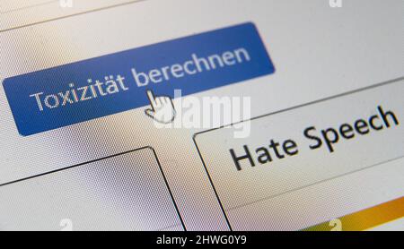 Dieburg, Allemagne. 02nd mars 2022. Sur l'interface graphique d'un projet de détection des commentaires haineux sur Internet à l'aide de l'apprentissage machine, un pointeur de souris survole le bouton « calculer la toxicité ». Antisémitisme, appels à des actes criminels ou représentations de violence : la haine et l'incitation sont des événements quotidiens sur Internet. Les enquêteurs de Hessian doivent désormais se procurer un logiciel qui leur permet de hiérarchiser rapidement les cas suspects signalés. (À dpa «haine sur l'Internet: Logiciel pour aider les enquêteurs avec la détection rapide») Credit: Sebastian Gollnow/dpa/Alamy Live News Banque D'Images