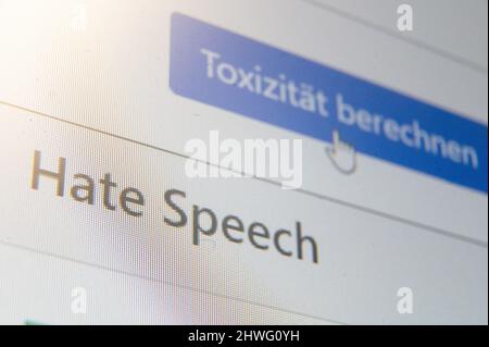 Dieburg, Allemagne. 02nd mars 2022. Sur l'interface graphique d'un projet de détection des commentaires haineux sur Internet à l'aide de l'apprentissage machine, un pointeur de souris survole le bouton « calculer la toxicité ». Antisémitisme, appels à des actes criminels ou représentations de violence : la haine et l'incitation sont des événements quotidiens sur Internet. Les enquêteurs de Hessian doivent désormais se procurer un logiciel qui leur permet de hiérarchiser rapidement les cas suspects signalés. (À dpa «haine sur l'Internet: Logiciel pour aider les enquêteurs avec la détection rapide») Credit: Sebastian Gollnow/dpa/Alamy Live News Banque D'Images