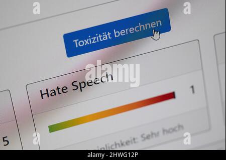 Dieburg, Allemagne. 02nd mars 2022. Sur l'interface graphique d'un projet de détection des commentaires haineux sur Internet à l'aide de l'apprentissage machine, un pointeur de souris survole le bouton « calculer la toxicité ». Antisémitisme, appels à des actes criminels ou représentations de violence : la haine et l'incitation sont des événements quotidiens sur Internet. Les enquêteurs de Hessian doivent désormais se procurer un logiciel qui leur permet de hiérarchiser rapidement les cas suspects signalés. (À dpa «haine sur l'Internet: Logiciel pour aider les enquêteurs avec la détection rapide») Credit: Sebastian Gollnow/dpa/Alamy Live News Banque D'Images