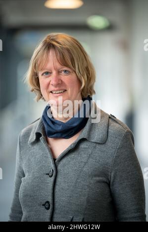 Dieburg, Allemagne. 02nd mars 2022. Melanie Siegel, professeur de sciences de l'information à l'Université des sciences appliquées de Darmstadt. Avec un projet de recherche en collaboration avec le Fraunhofer Institute for Secure information Technology, le professeur veut aider les chercheurs à l'avenir. Les chercheurs créent un logiciel qui utilisera des méthodes d'intelligence artificielle pour détecter plus rapidement les commentaires haineux sur le Web. (À dpa 'haine sur l'Internet: Logiciel pour aider les enquêteurs avec la reconnaissance rapide') Credit: Sebastian Gollnow/dpa/Alamy Live News Banque D'Images