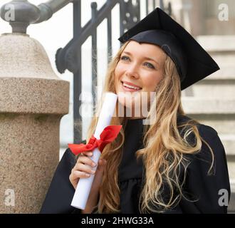 Rêver de sa carrière parfaite. Jeune diplômé inspiré après l'obtention d'un diplôme. Banque D'Images