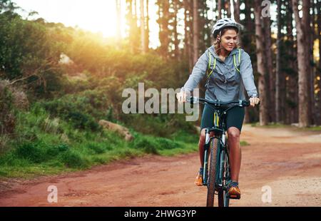Shes un cavalier aventureux. Photo d'une motard de montagne pour une promenade matinale. Banque D'Images
