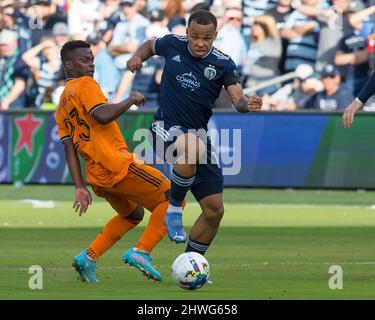 Kansas City, Kansas, États-Unis. 4th mars 2022. Le défenseur sportif de KC Logan Ndenbe #18 (r) gagne l'offense contre Houston Dynamo avance Darwin Quintero #23 (l) pendant la seconde moitié du match. (Image de crédit: © Serena S.Y. Fil de presse HSU/ZUMA) Banque D'Images